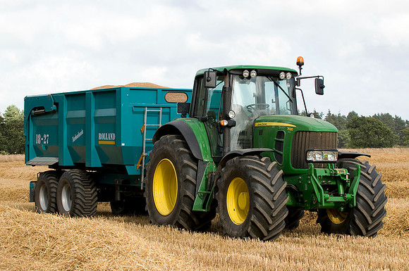 Joh Deere 7530 Premium tractor and trailer loaded with wheat